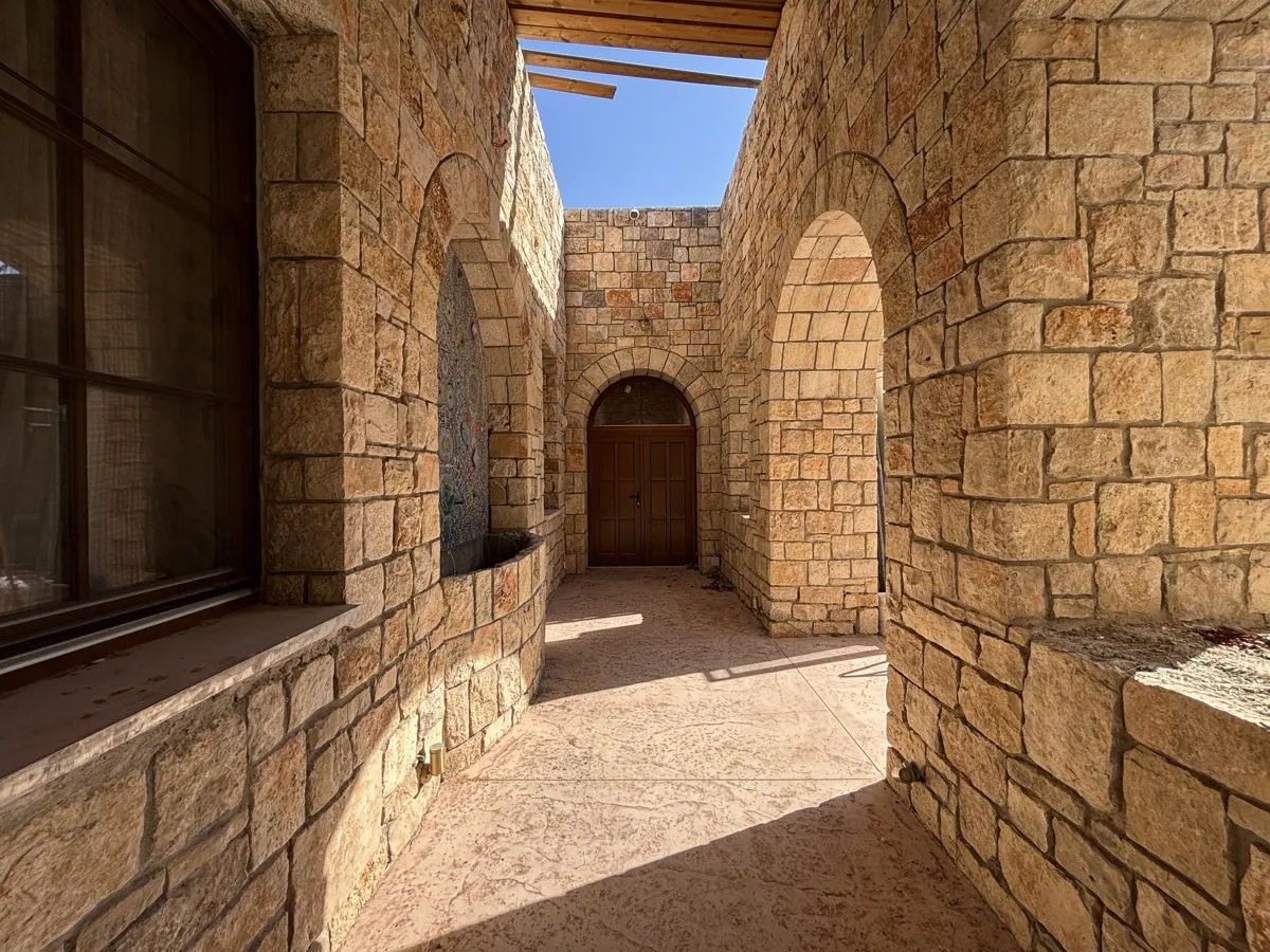 חצר עם קשתות אבן, עבודה של אבן לקט במשמר איילון